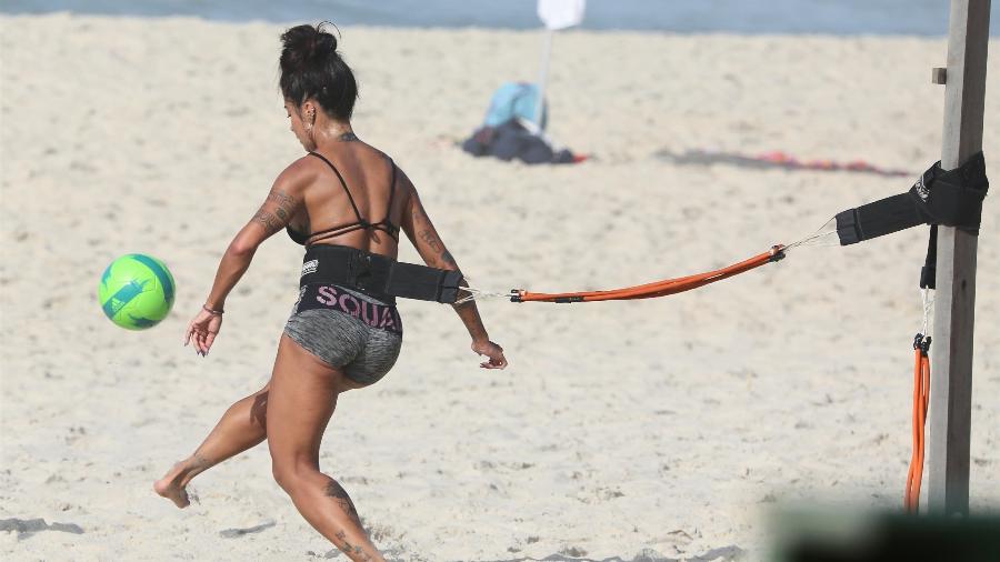 Aline Riscado na praia da Barra da Tijuca - Dilson Silva / AgNews