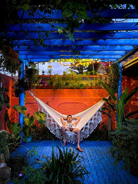 Danilo Jovê transformou casa antiga em um lar com cores vibrantes e repleto de plantas - Arquivo Pessoal