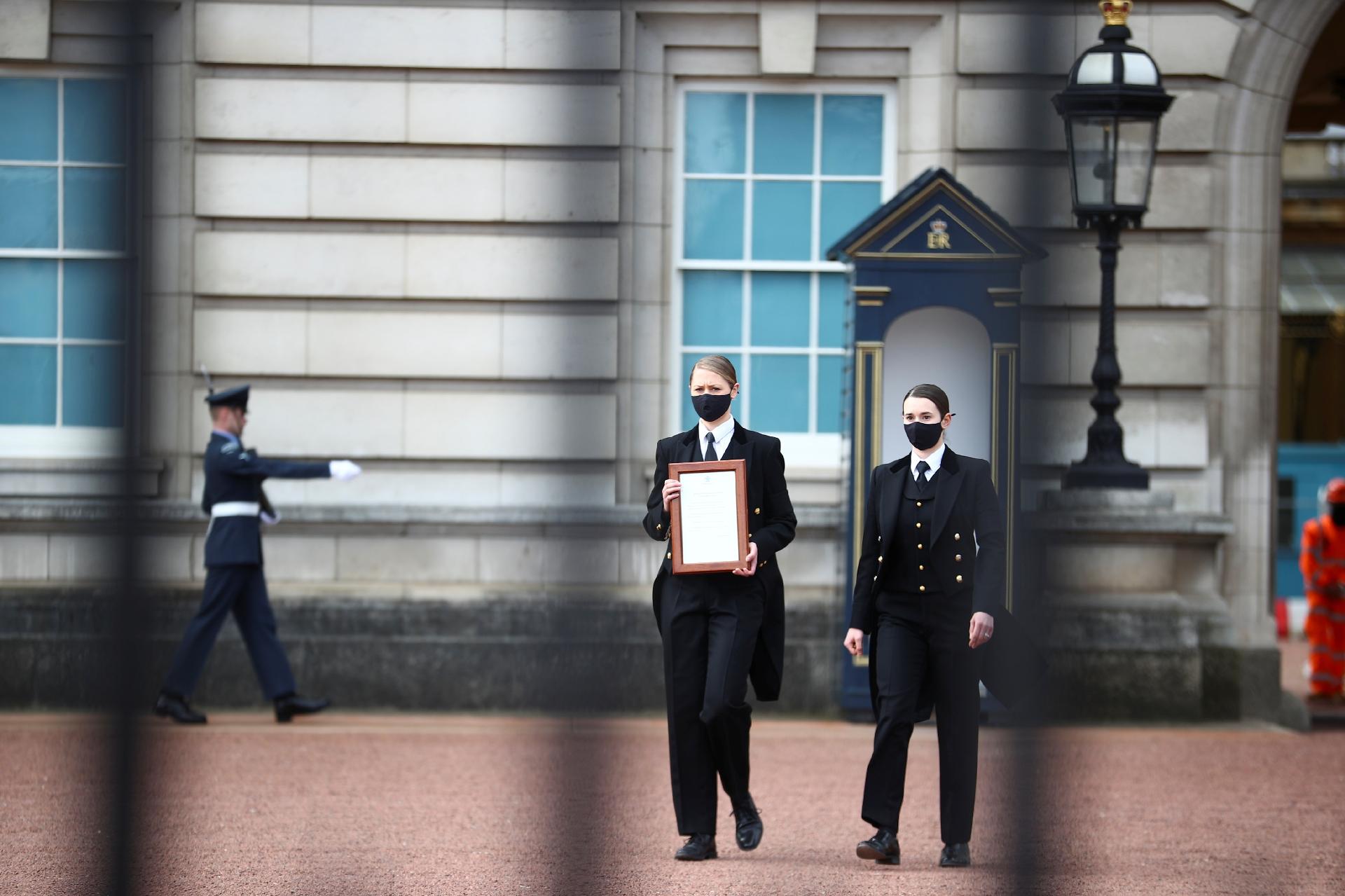 Membros da equipe trazem aviso da morte do príncipe Philip para a cerca do Palácio de Buckingham - HANNAH MCKAY / HANNAH MCKAY