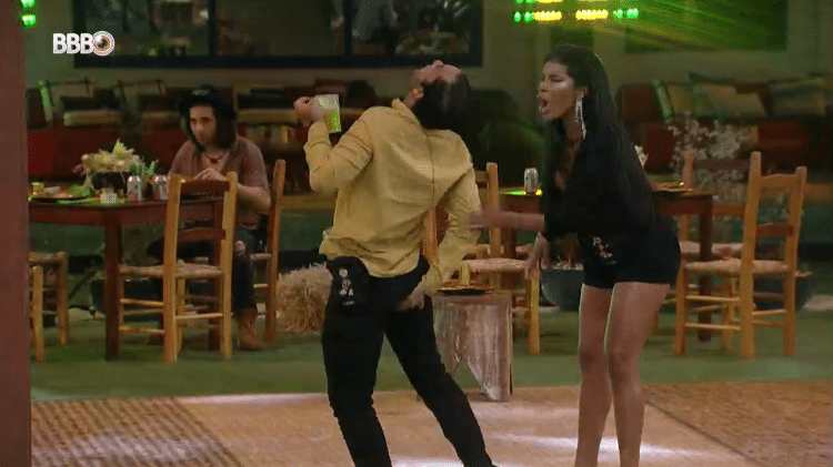 BBB 21: Gil se empolga na festa do líder Caio - Reprodução/Globoplay - Reprodução/Globoplay