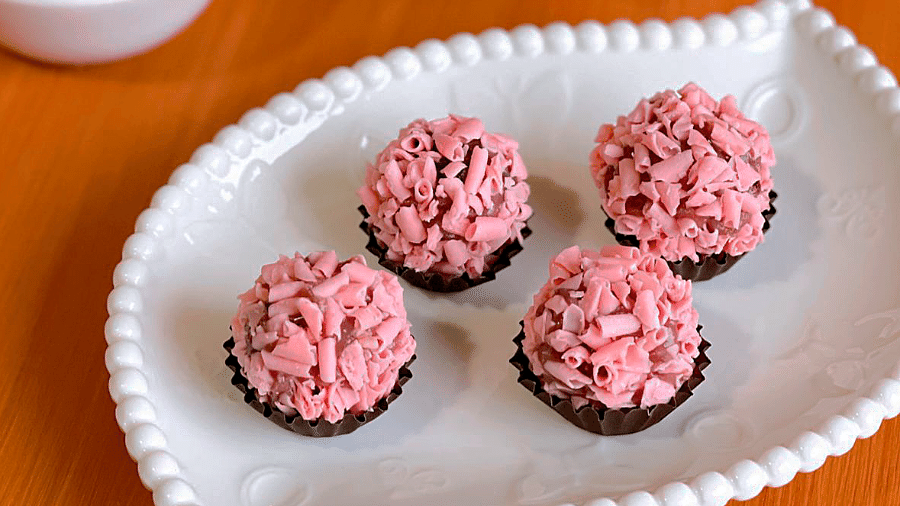 Brigadeiro à base de geleia de morango, mirtilo, framboesa e amora - Thifany Mendonça