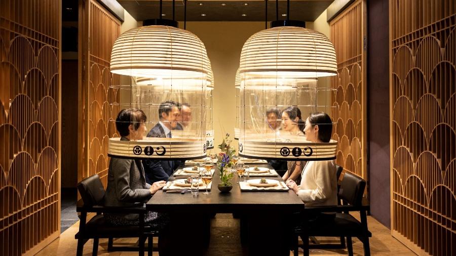 As "lanternas", como são chamadas estas câmaras, que permitem o jantar seguro em grupo no restaurante em Tóquio - Divulgação