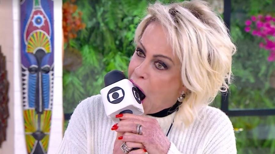 Ana Maria Braga come bolo em formato de microfone em comemoração aos 22 anos de "Mais Você" - Reprodução/TV Globo