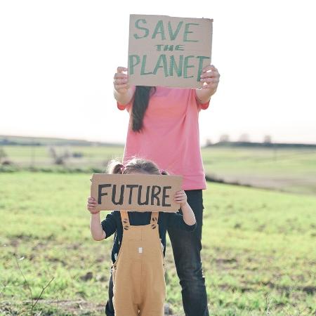 Protesto pelo clima com mãe e filha - Getty Images/iStockphoto