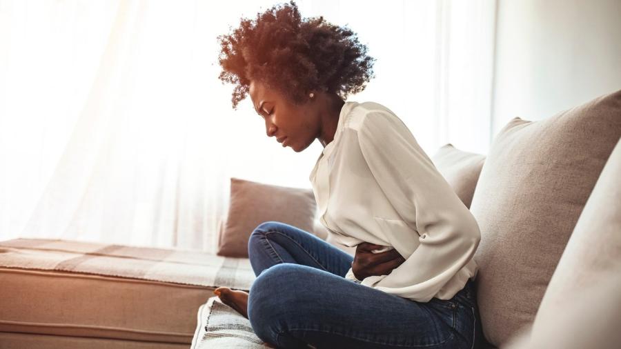 Mulher com cólica menstrual TPM - Getty Images/iStockphoto