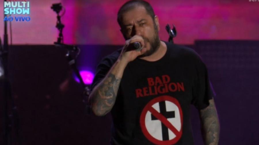 O vocalista do CPM 22, Badauí, faz discurso político contra as armas no Brasil durante apresentação no Rock in Rio - Reprodução/Globoplay