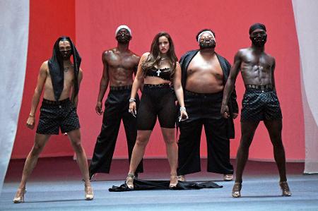 Show de estilo no desfile da Savage X Fenty, marca de lingerie de Rihanna.  Vem espiar os looks! - Glamurama
