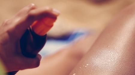 Aplicando Bronzeador solar - Getty Images - Getty Images
