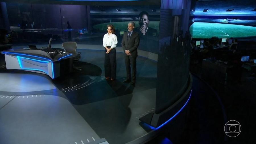 Renata Vasconcellos e William Bonner ficam de pé para homenagear Pelé - Reprodução/TV Globo