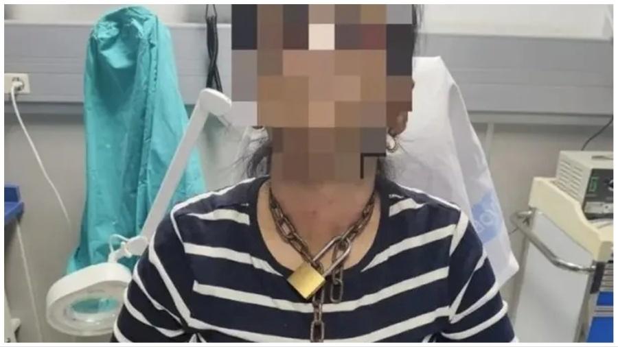 A mulher foi sequestrada e era mantida refém com um cadeado no pescoço