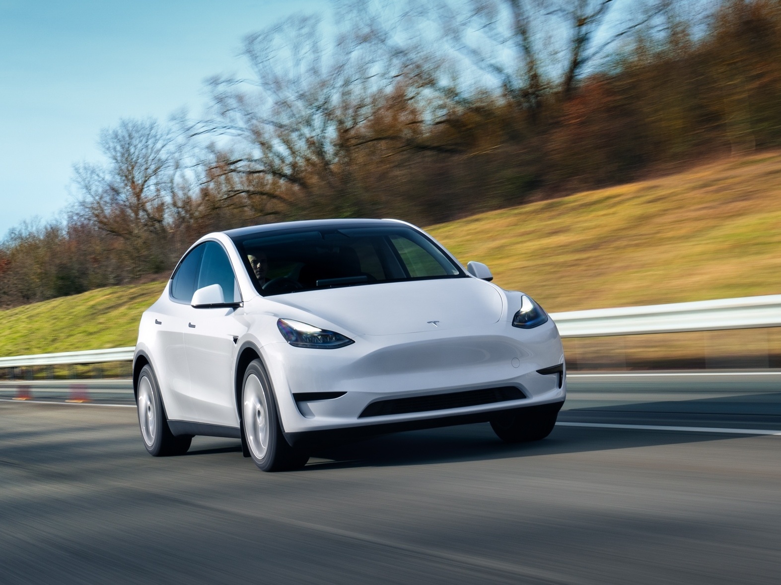 Tesla abandona plano de elétrico 'popular' para investir em táxi sem chofer