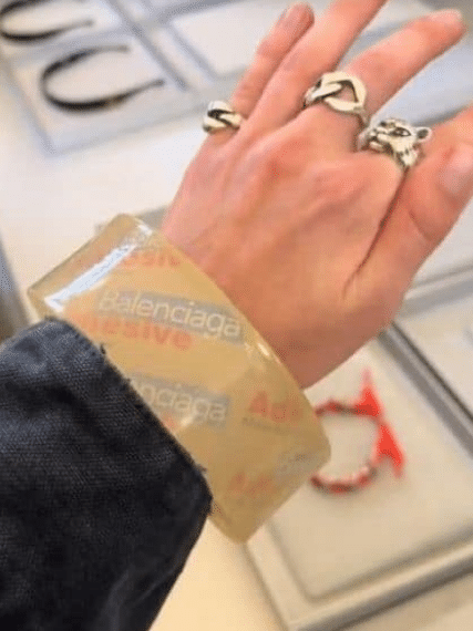 Jornal Correio  Balenciaga lança bracelete que imita fita adesiva