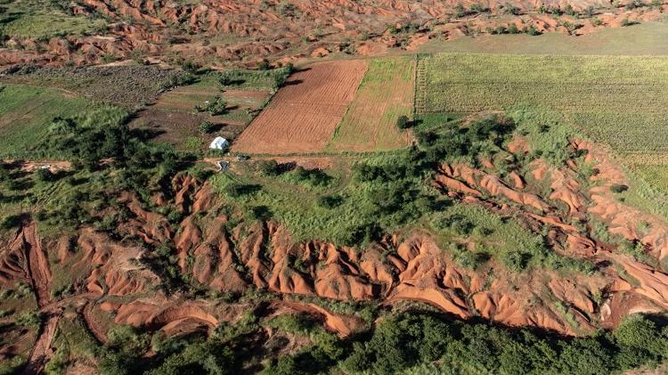 Área de cultivo em meio ao solo desertificado de Gilbués
