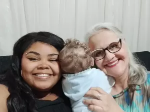 'Somos uma ponte': famílias acolhem bebês até serem adotados