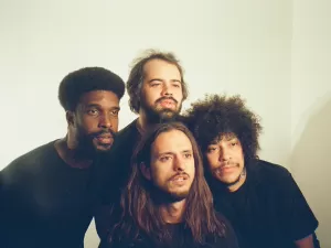 Boogarins olha pra dentro e encontra a maturidade em 'Bacuri'