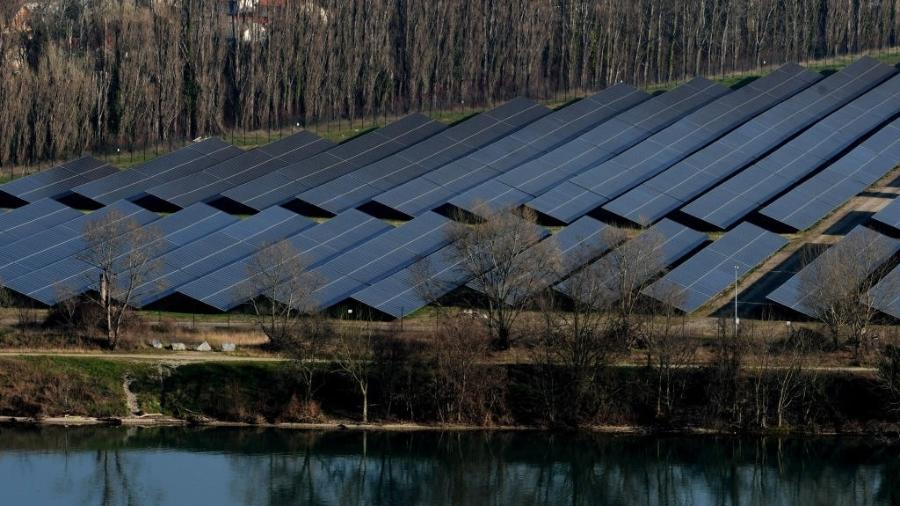 Vista aérea de usina de energia fotovoltaica com 15 mil painéis na França