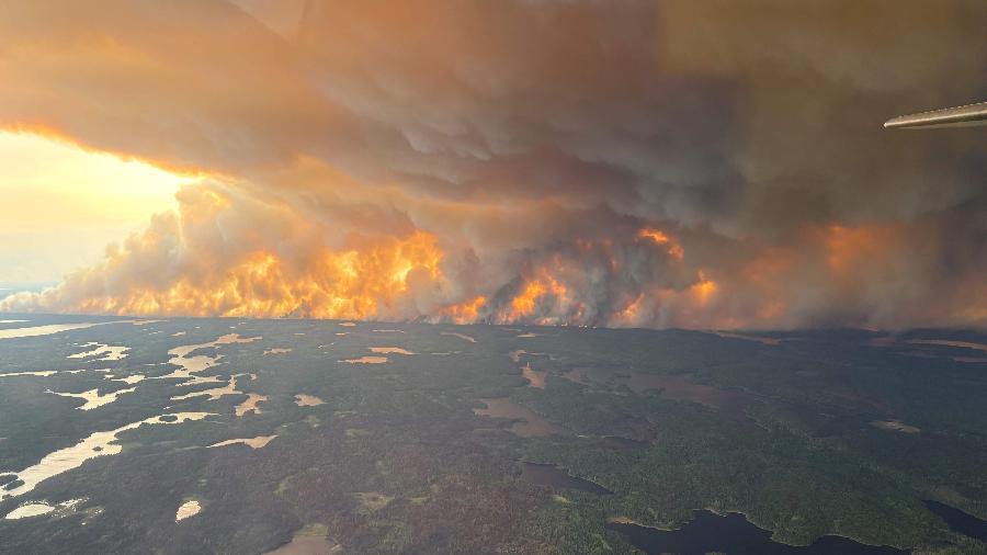 Imagem aérea de incêndio florestal em Manitoba, no Canadá