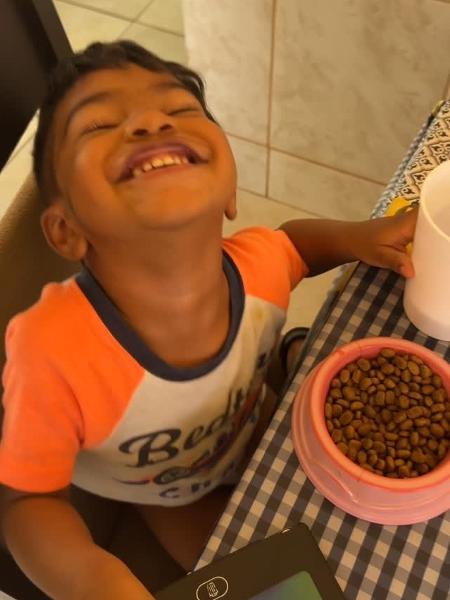 Criança é pega pela mãe comendo ração de cachorro