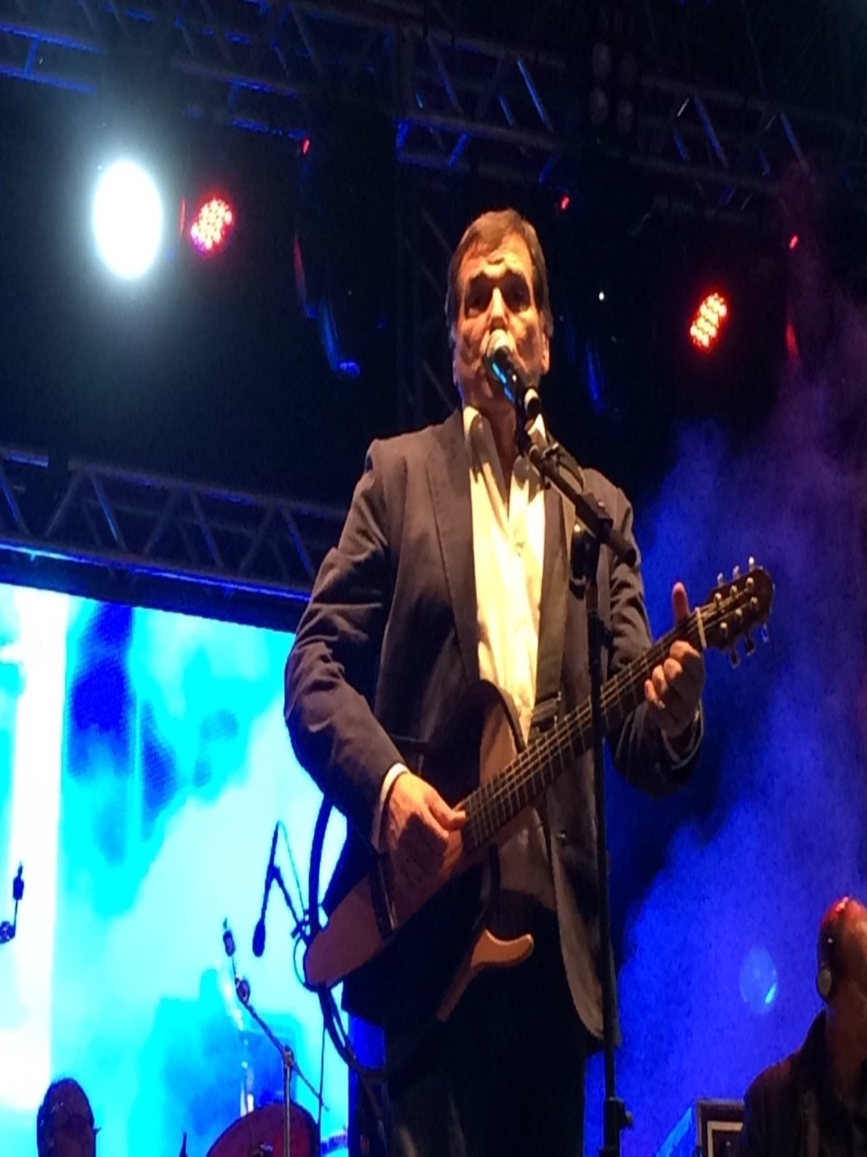 20.jun.2015 - O cantor Jerry Adriani abre a Virada 2015 com show em homenagem aos 50 anos da Jovem Guarda no palco São João - Felipe Branco Cruz/UOL