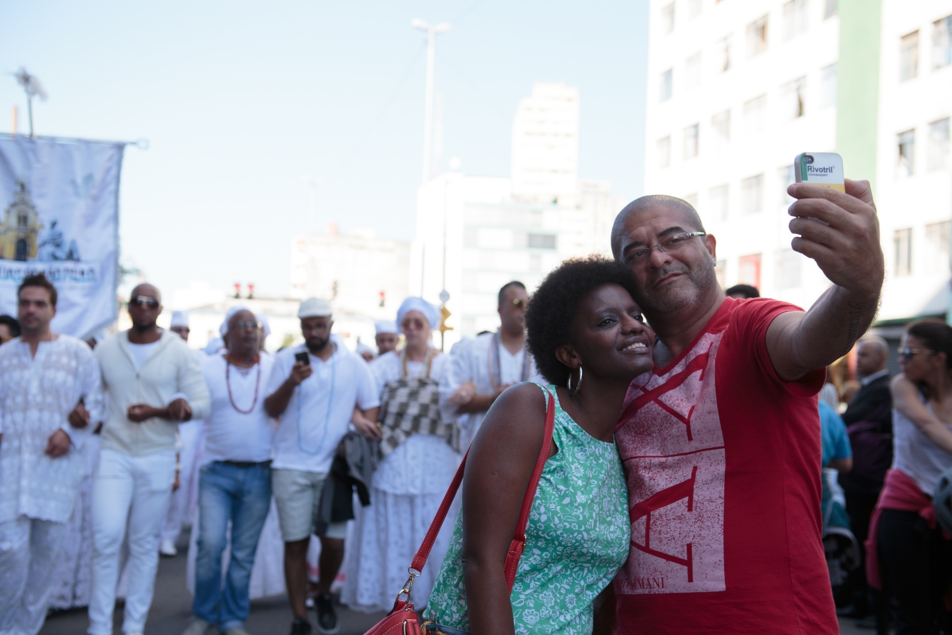 21.jun.2015 - Casal tira selfie em frente aos integrantes do movimento As Águas de São Paulo, que luta contra a intolerância religiosa, durante a Virada Cultural 2015, em São Paulo - Patrícia Monteiro/Frame/Estadão Conteúdo
