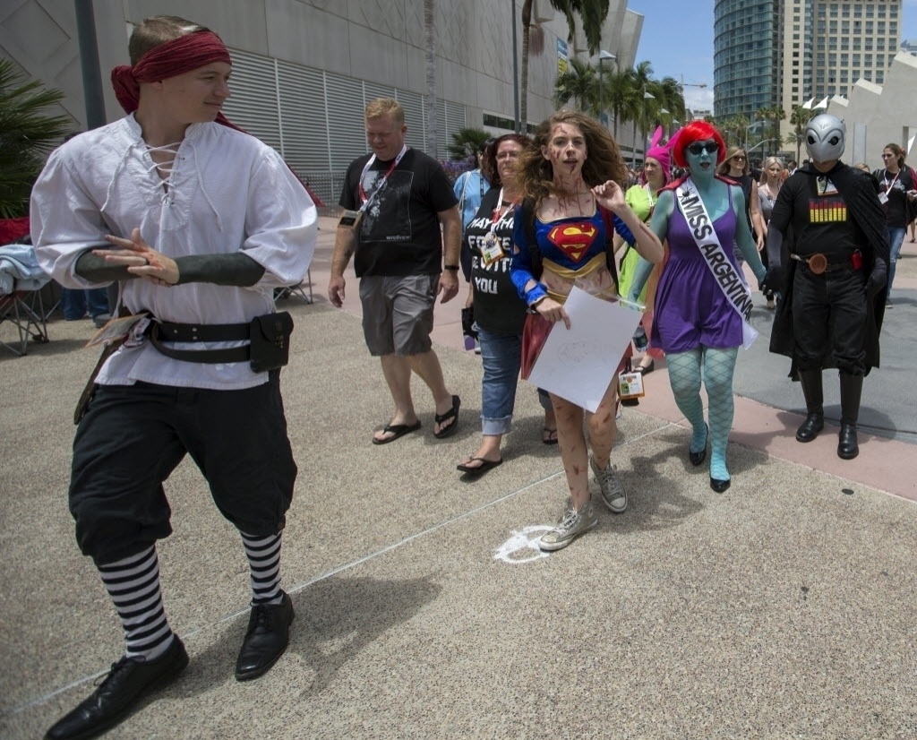 Parece que a Supergirl se perdeu no mundo de "The Walking Dead" e voltou como um zumbi na Comic-Con 2015 em San Diego, nos Estados Unidos - Mario Anzuoni/Reuters