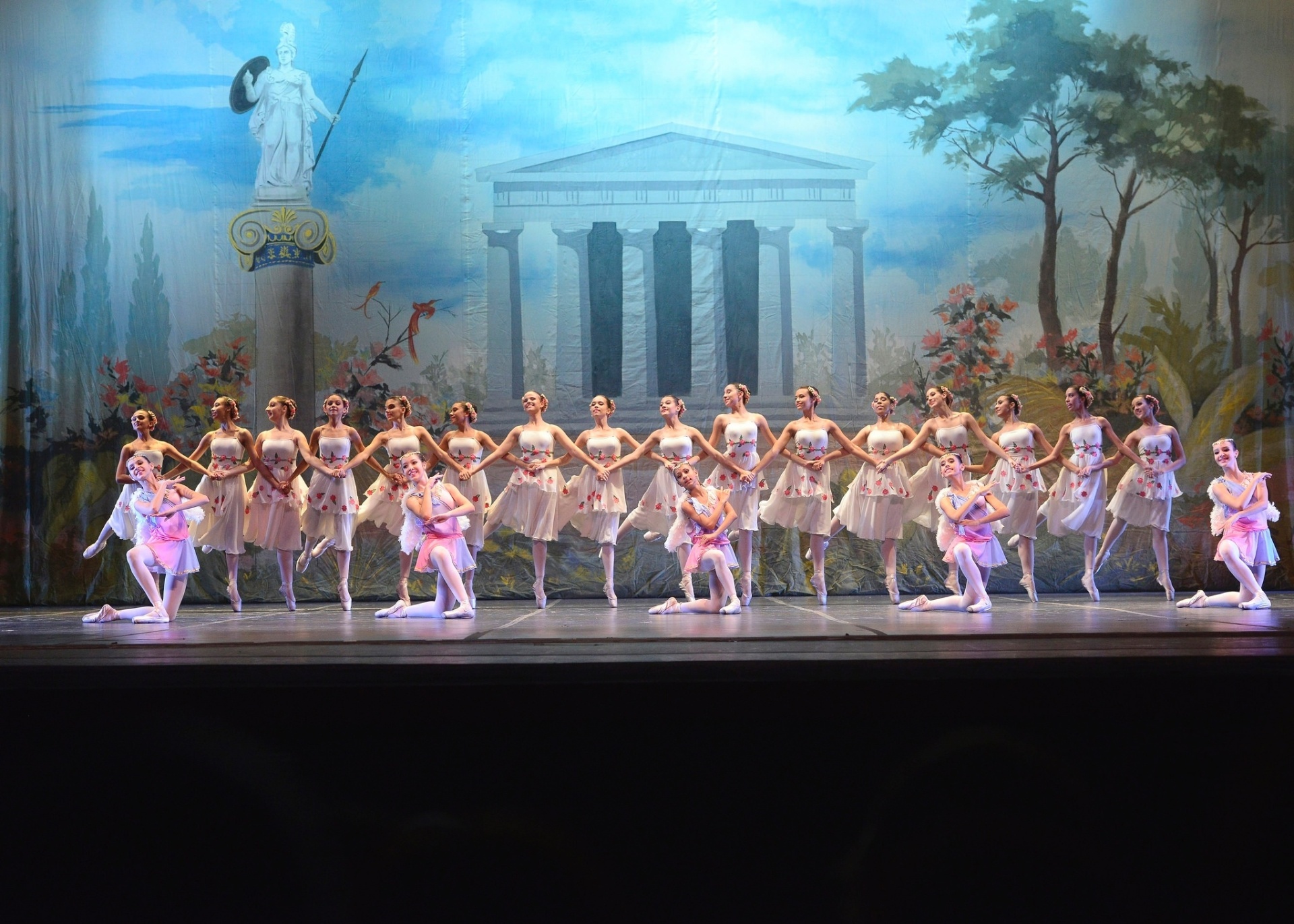 24.jul.2015 - O Balé Juvenil Centro Cultural Gustav Ritter, de Goiânia, ficou em primeiro lugar na categoria Balé Clássico de Repertório - Conjunto - Júnior, no 33º Festival de Dança de Joinville, com a coreografia "O Despertar de Flora" - Nilson Bastian/Divulgação