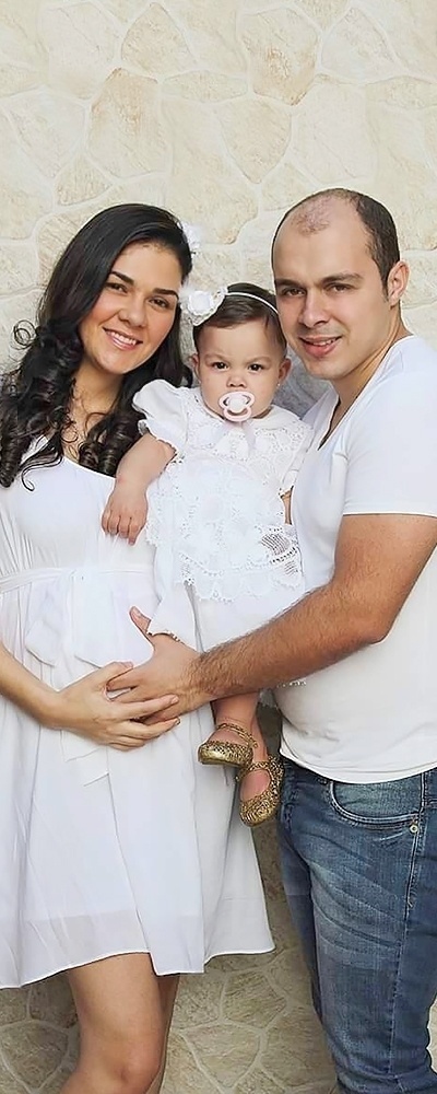 Pâmela convenceu o marido e só vai descobrir o sexo do bebê na hora do nascimento. "Já temos uma menina e o que vier será bem-vindo", afirma. Na 22ª semana de gestação, Pâmela evita fazer exames com frequência, pois tem medo de descobrir o sexo sem querer. "Vou quando é necessário e sempre lembro os médicos da minha escolha. Quanto a isso, nunca tive problemas, eles são superatenciosos", diz - Arquivo pessoal