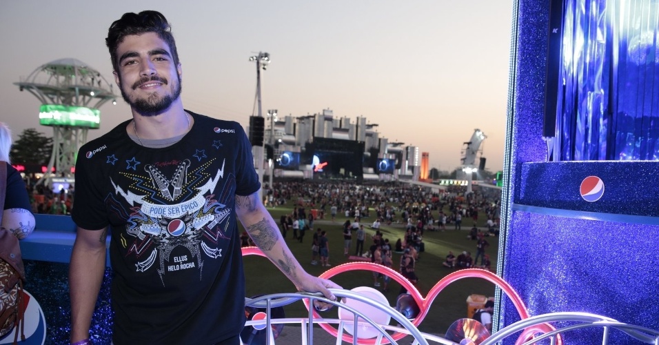 24.set.2015- Caio Castro chega cedo para curtir o quarto dia de Rock in Rio em camarote