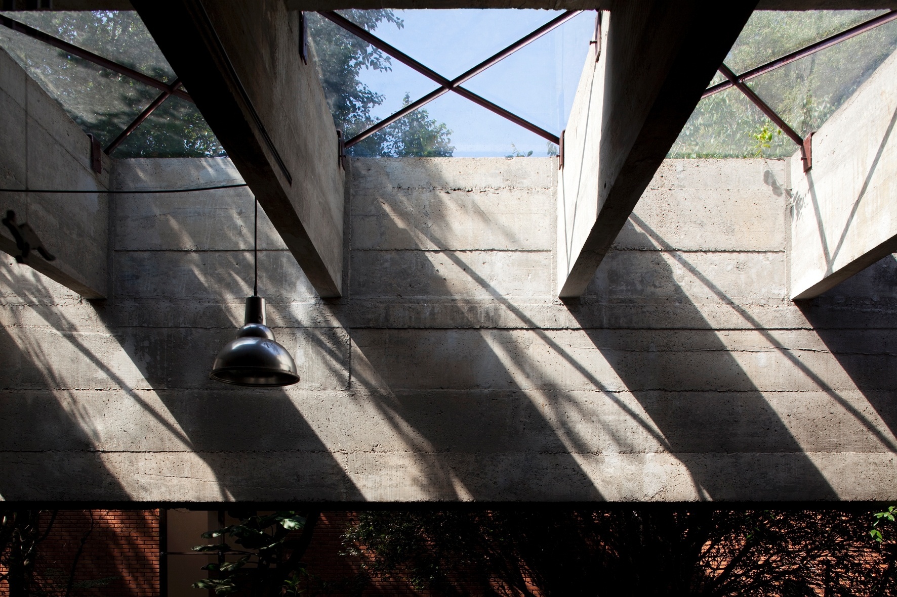 Elemento marcante na casa Butantã, projetada pelo arquiteto Paulo Mendes da Rocha, o beiral é formado por vigas que se prolongam em forma de pergolado. A estrutura tem fechamento em vidro - Leonardo Finotti/ UOL