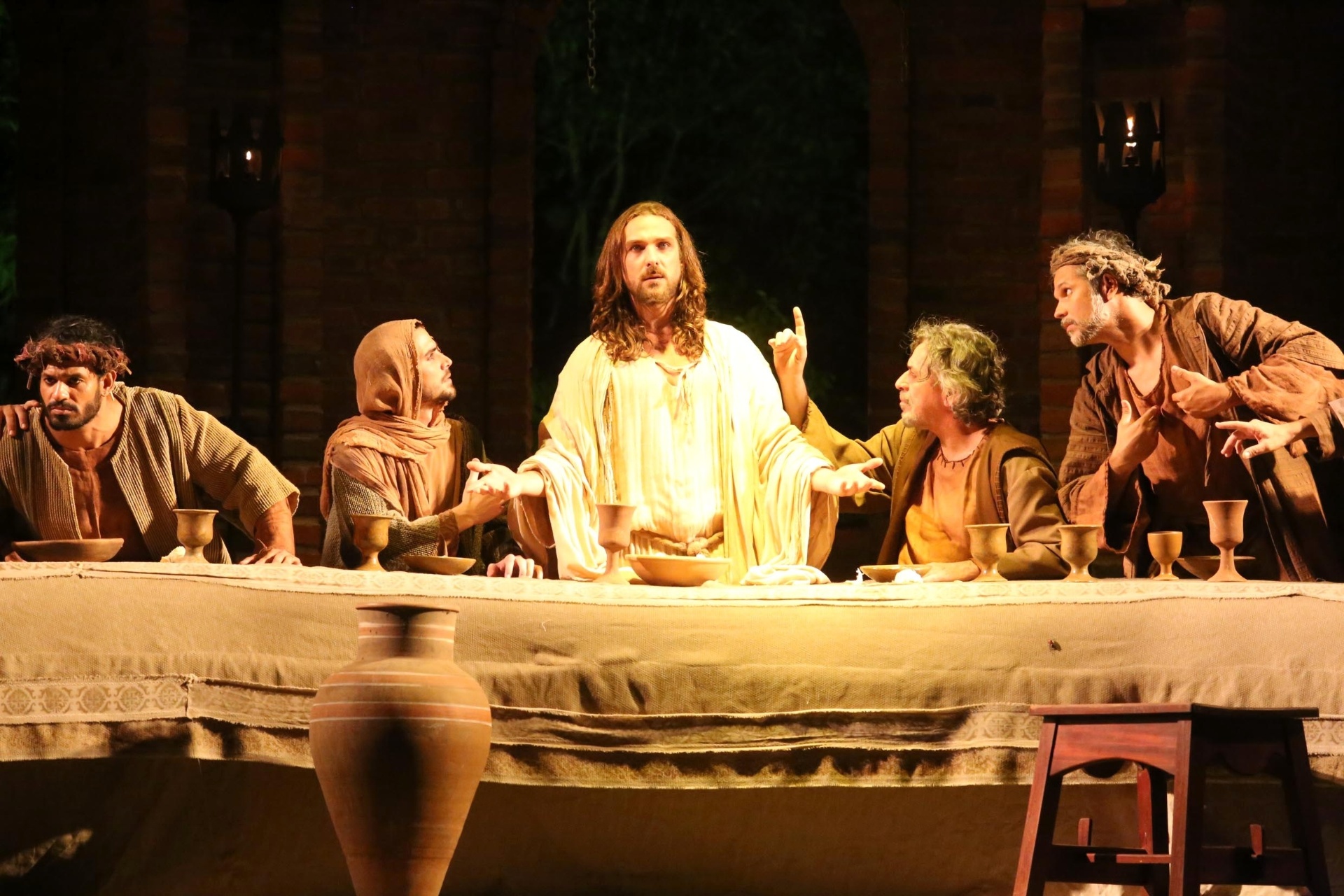 25.mar.2016 - Cena de Jesus e os discípulos na Santa Ceia. Ao todo, são nove palcos-plateias com uma cenografia que reproduz os lugares por onde Jesus passou - João Tavares/Divulgação