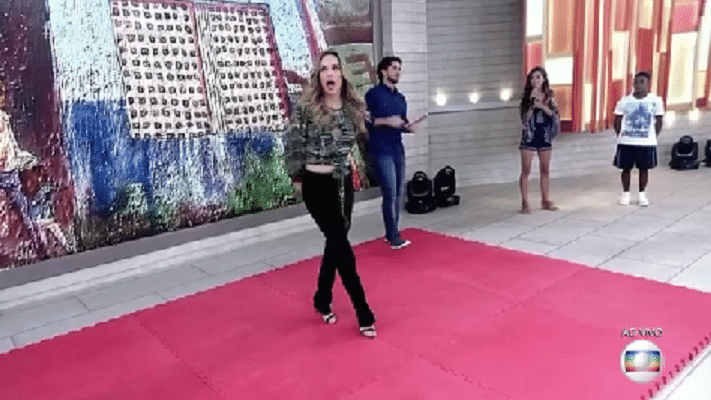 26.mai.2016 - Apresentadora substituta no "Encontro com Fátima Bernardes", da Globo, Ana Furtado deu uma pirueta (e com salto) durante o programa ao vivo, nesta quinta-feira (26) - Reprodução/TV Globo