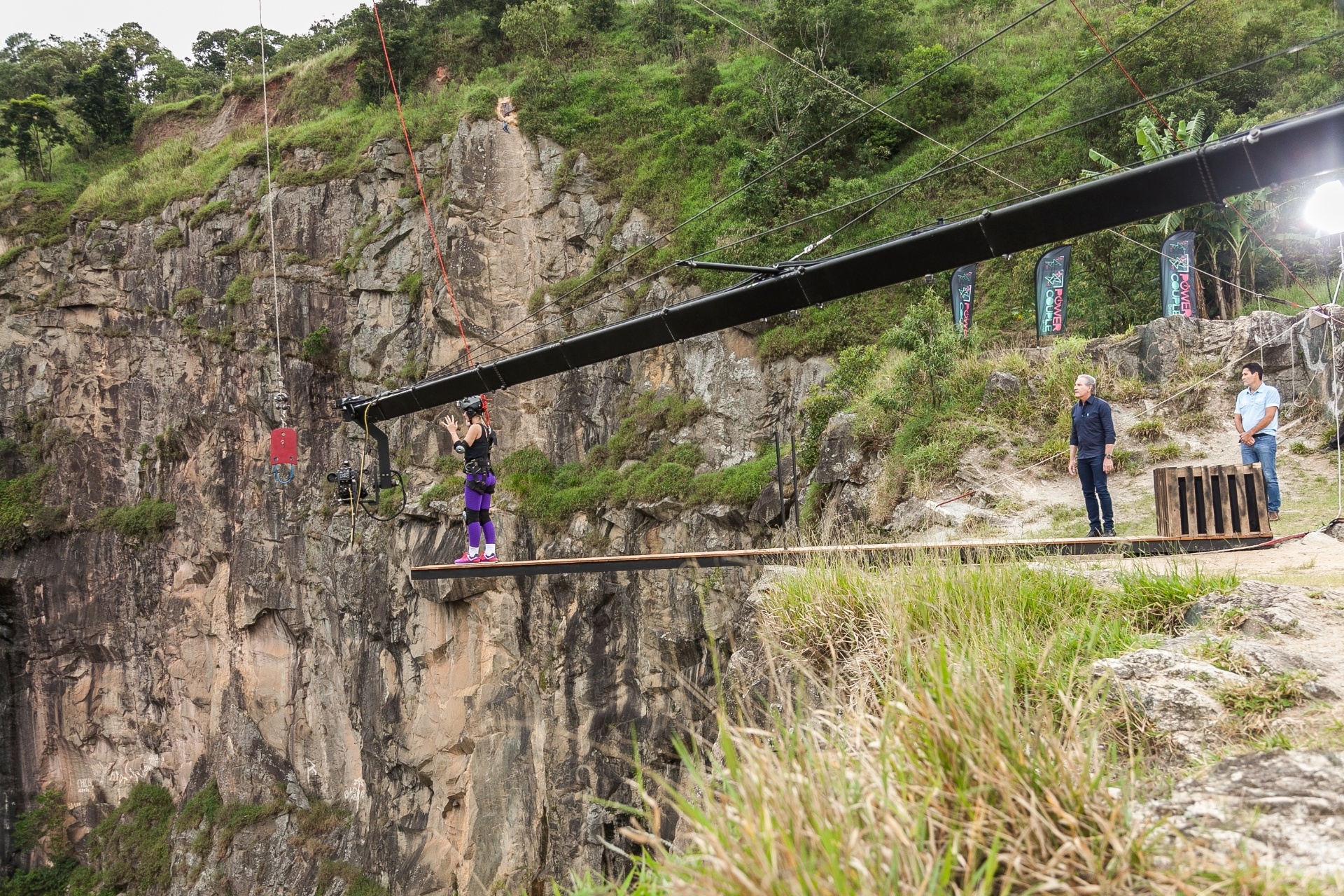 Prova do "Power Couple" em pedreira - Divulgação/Record
