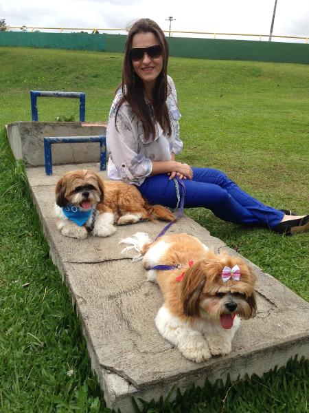 A médica Thaís Traple Villas Bôas e seus cães Luna e Zig: rotina ajudou a controlar a ansiedade - Arquivo pessoal - Arquivo pessoal