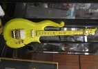 Guitarra de Prince e mecha de Bowie são vendidas por R$ 500 mil e R$ 65 mil - Tommaso Boddi/AFP