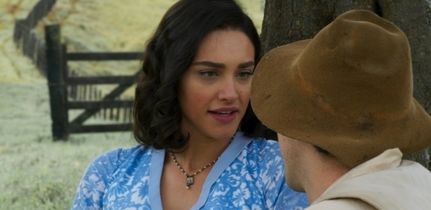 Candinho (Sergio Guizé) pede Filomena (Débora Nascimento) em casamento em "Êta Mundo Bom" - Reprodução/GShow - Reprodução/GShow