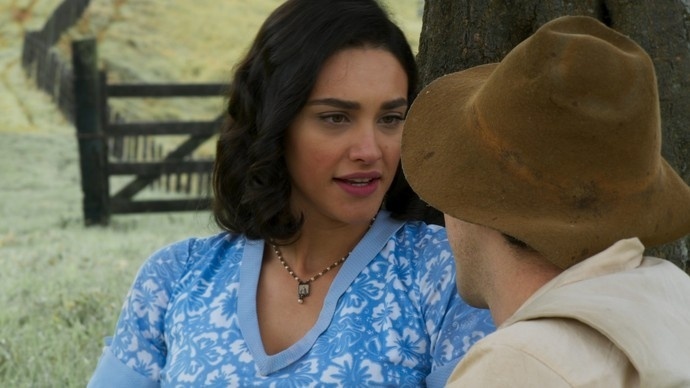 Candinho (Sergio Guizé) pede Filomena (Débora Nascimento) em casamento em "Êta Mundo Bom" - undefined