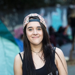 4.jul.2016 - Gabriela Viana, 20, será a quinta da fila da pista premium e está há dois meses sem ver os pais para poder garantir um lugar perto das Fifth Harmony - Bruno Santos/UOL - Bruno Santos/UOL