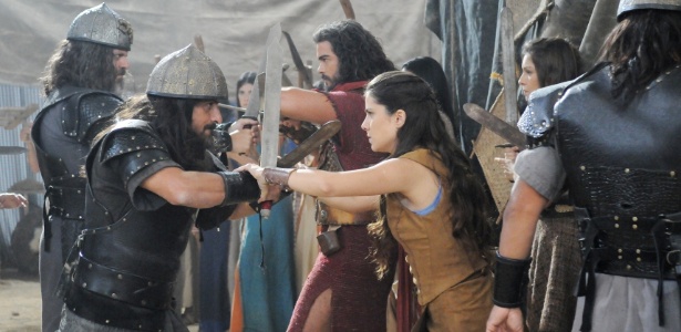 Aruna (Thaís Melchior) e Josué (Sidney Sampaio) em cena de luta de "A Terra Prometida" - Munir Chatack/Record - Munir Chatack/Record