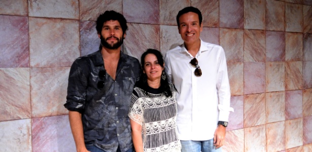 Dudu Azevedo, a autora Paula Richard e o diretor Edgard Miranda se preparam para "O Rico e Lázaro" - Munir Chatack/Divulgação/Record - Munir Chatack/Divulgação/Record