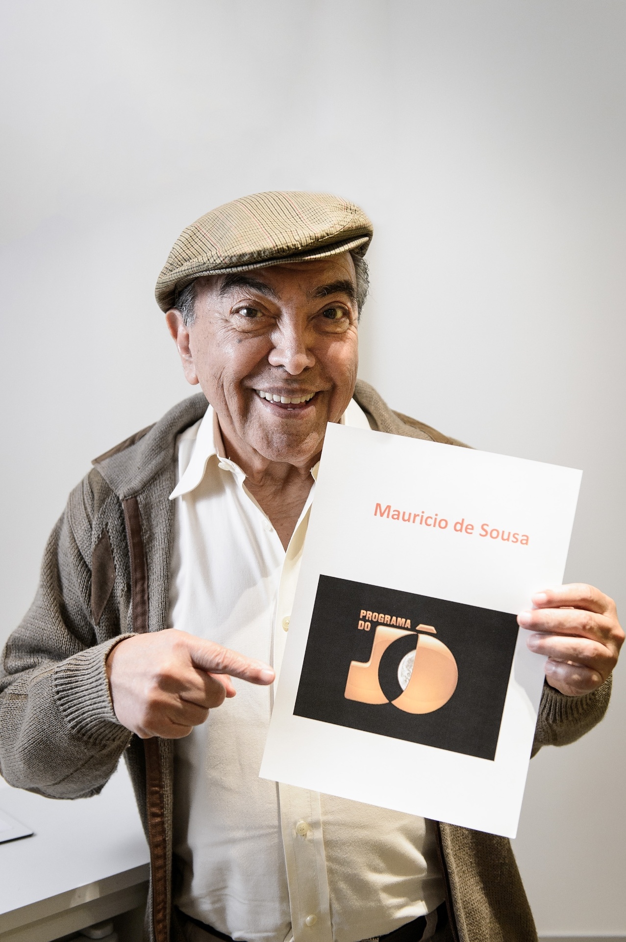 28.nov.2016- Mauricio de Sousa é o convidado do "Programa do Jô" desta segunda-feira e comenta sobre a influência das histórias da Turma da Mônica com as crianças. "O sucesso dos nossos personagens é tão grande que somos considerados os maiores alfabetizadores do País".  Depois de dar entrevista para Jô Soares, Mauricio quis levar uma lembrança para casa: ele pediu para ficar com a placa da porta do camarim que levava seu nome e a marca do 'Programa do Jô' - Ramón Vasconcelos/TV Globo