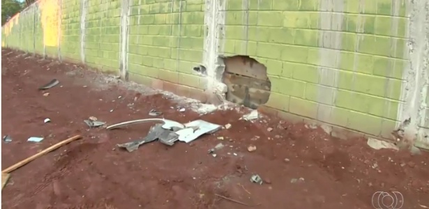 Cantor sertanejo Ronaldo é detido por embriaguez após colidir com muro em Goiânia - Reprodução/TV Anhanguera - Reprodução/TV Anhanguera