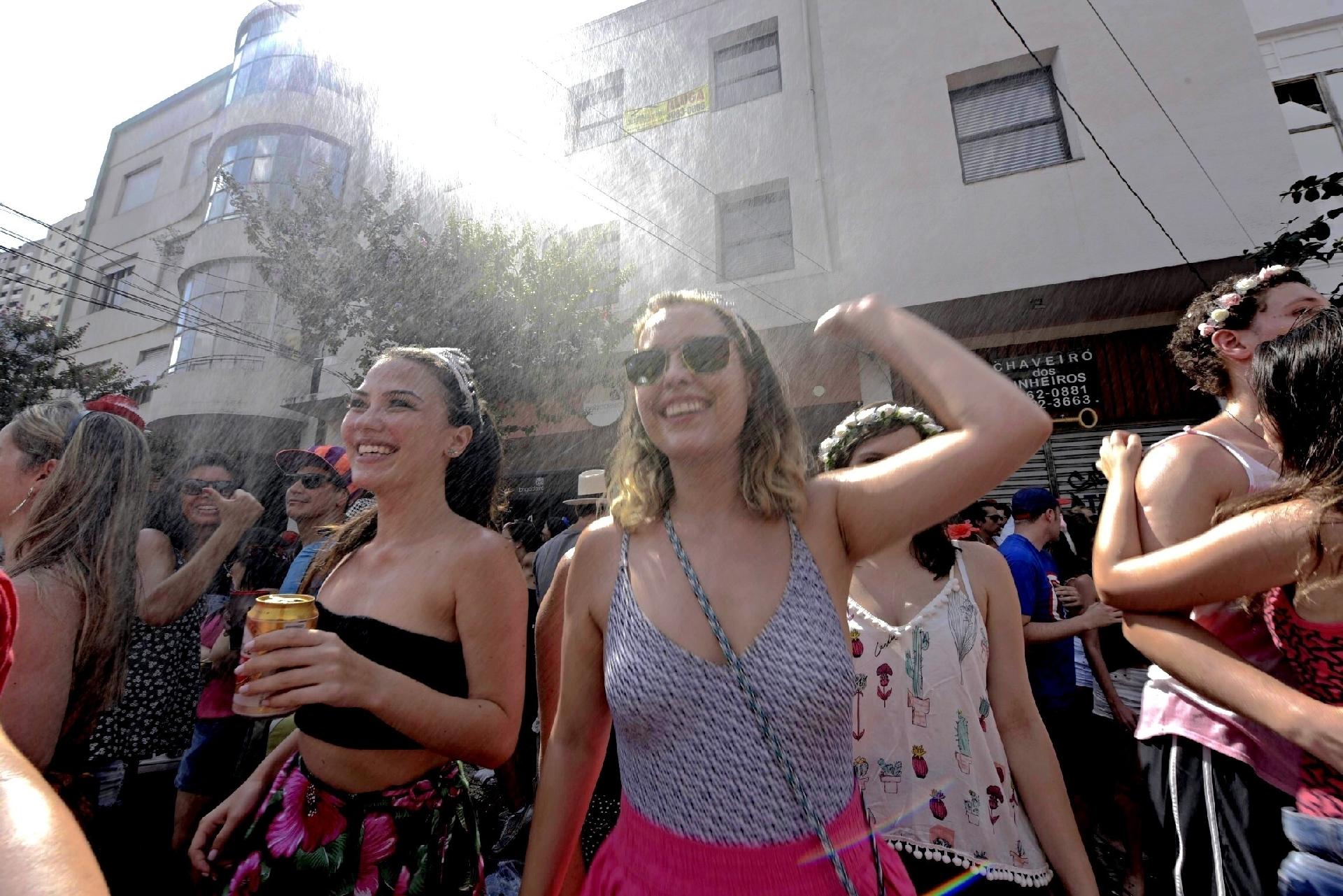 Bloco Confraria do Pasmado desfila pela Vila Madalena, em São Paulo, no segundo dia de pré-Carnaval da capital paulista - Chello/Framephoto/Estadão Conteúdo