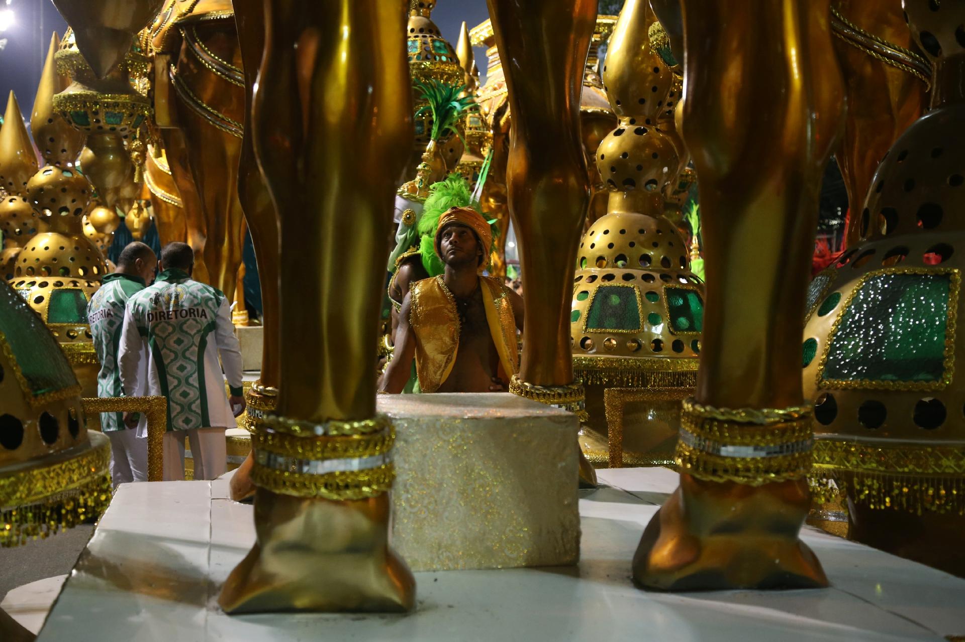 Integrantes da Mocidade Independente de Padre Miguel concentram antes de entrar na Sapucaí, que traz para a avenida o enredo "As Mil e Uma Noites de uma Mocidade pra lá de Marrakesh" - Júlio César Guimarães/UOL