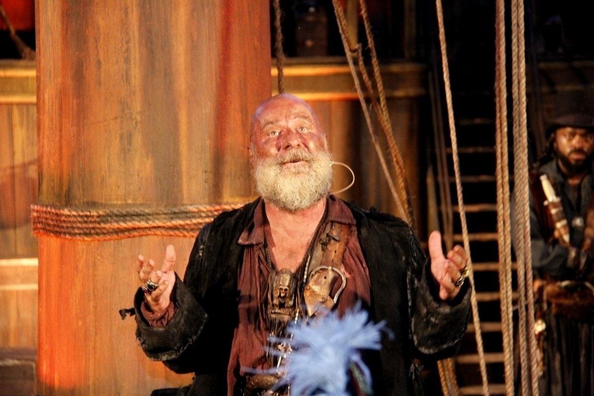 Leopoldo Pacheco surge caracterizado como o pirata Fred Sem Alma no lançamento da novela "Novo Mundo" - Agnews