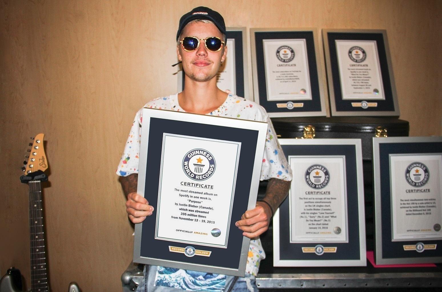 Deixando as polêmicas de lado, Justin Bieber é um fenômeno da música pop - Divulgação/GuinnessWorldRecord