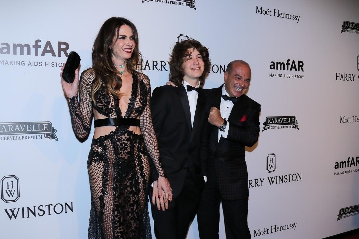 27.abr.2017 - Luciana Gimenez, o filho Lucas Jagger e o marido, Marcelo de Carvalho, no baile de gala beneficente da amfAR, em São Paulo - Francisco Cepeda e Thiago Duran / AgNews