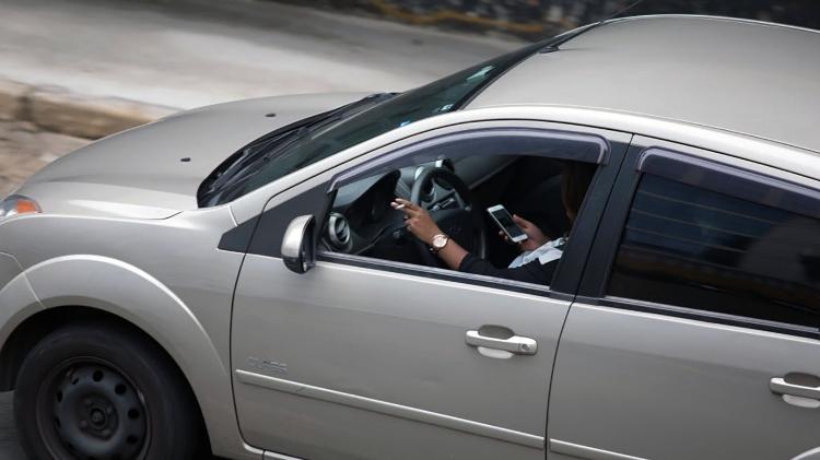 Celular ao volante, perigo constante - Danilo Verpa/Folhapress - Danilo Verpa/Folhapress