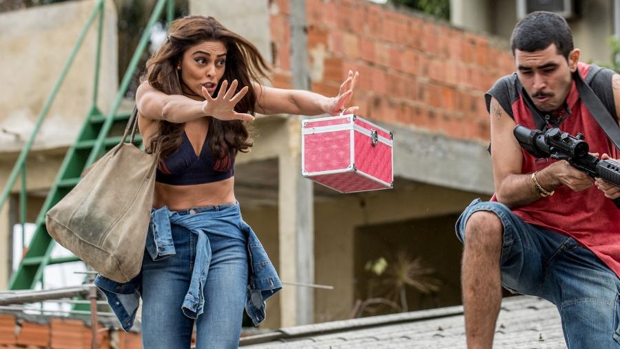Bibi (Juliana Paes) impede que bandido atire no advogado em "A Força do Querer" - Reprodução/GShow