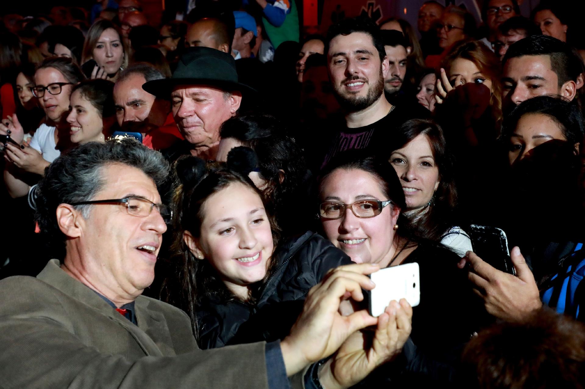 Paulo Betti faz selfie com fãs antes da cerimônia de premiação, no Palácio dos Festivais - Cleiton Thiele / Pressphoto