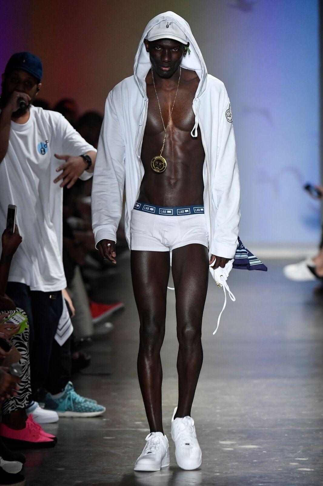 A grife mostrou um casting bem mais diverso do que se costuma ver nas passarelas: negros, gordos, gays, todos estavam representados ali - Fotosite